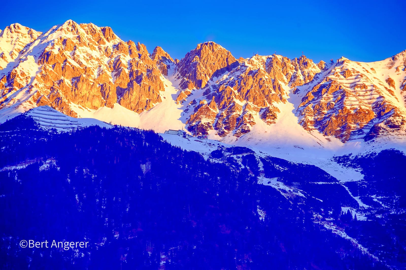 Morgensonne über der Nordkette/INNSNRUCK von Bert Angerer