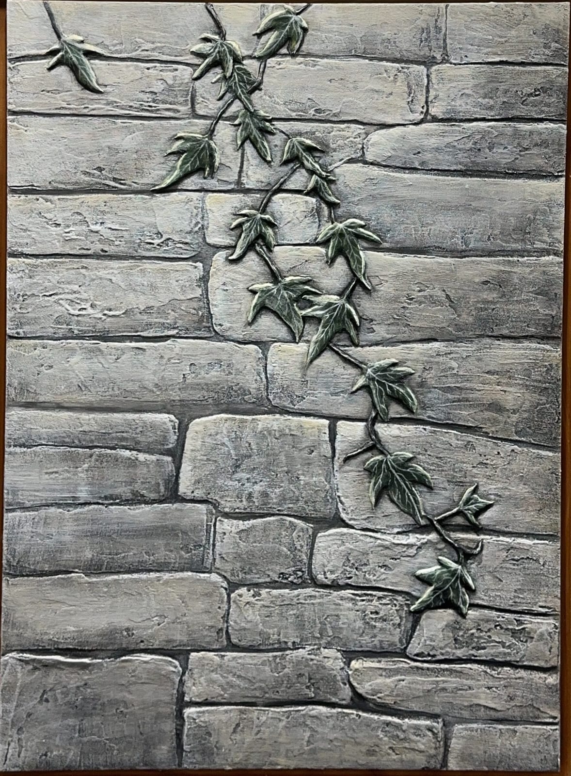 Kletterpflanzen auf Steinwand