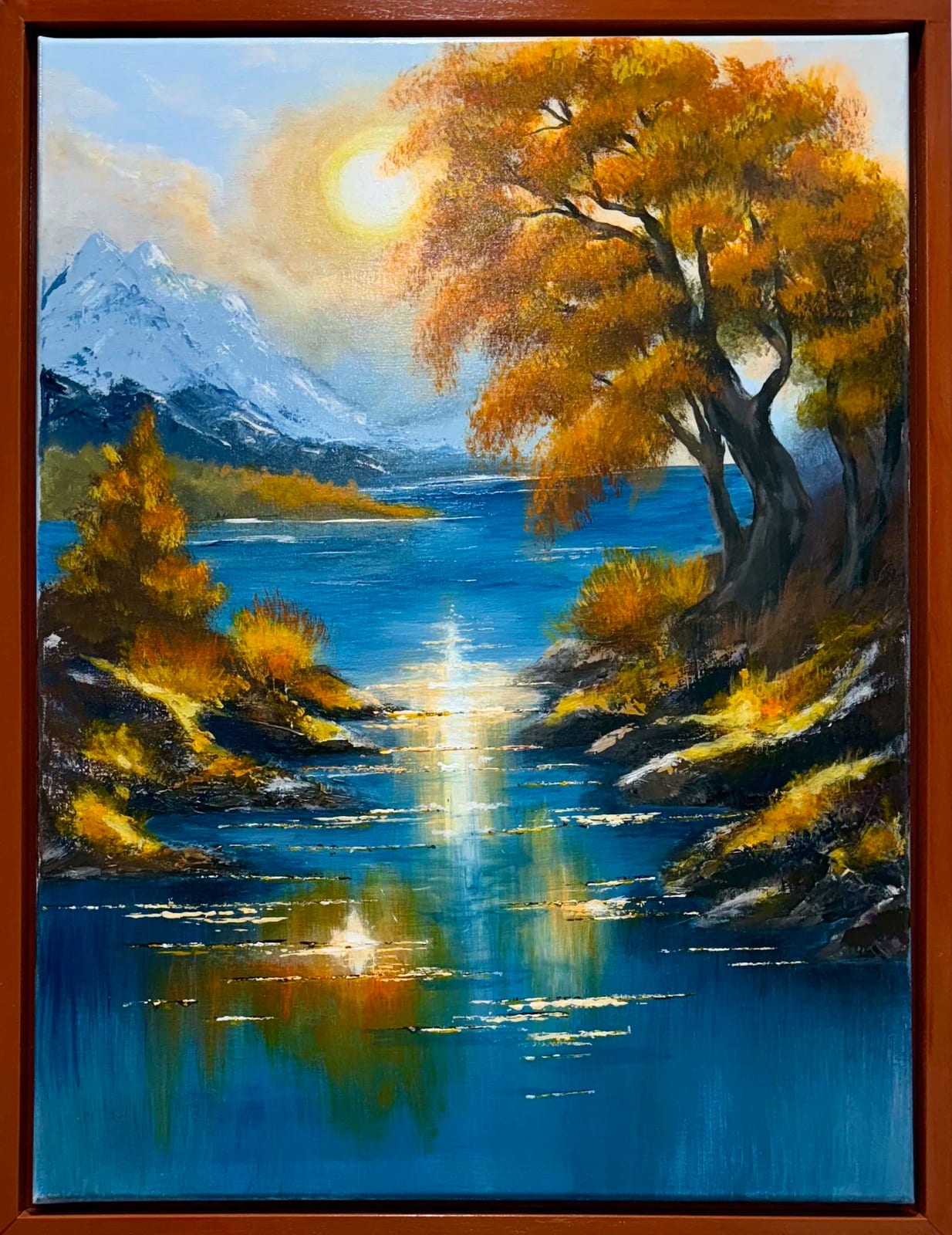 Sonnenlicht über dem Bergsee